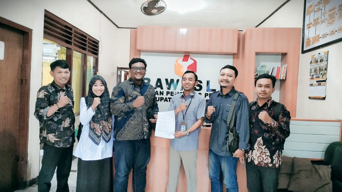 Posnu Bojonegoro serahkan berkas pendaftaran pemantau Pemilu 2024. (Foto: Misbahul Munir/jatimnow.com)