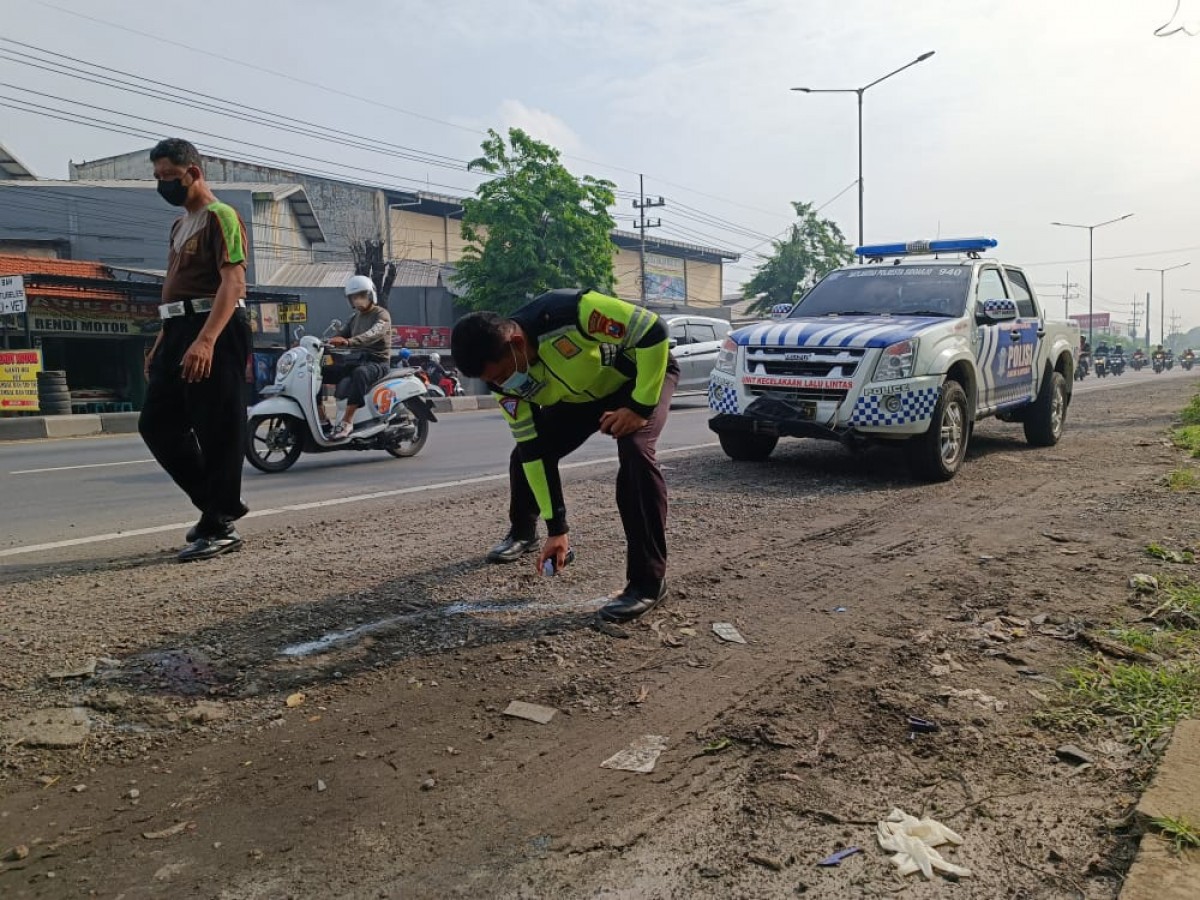 Polisi berada di lokasi penemuan pria tewas di tepi jalan (Foto: Unit Gakkum Satlantas Polresta Sidoarjo for jatimnow.com)