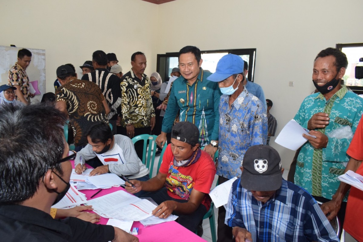 Penyerahan buku tabungan di Kantor Kecamatan Sukorame, Kabupaten Lamongan (Foto: Humas Pemkab Lamongan for jatimnow.com)