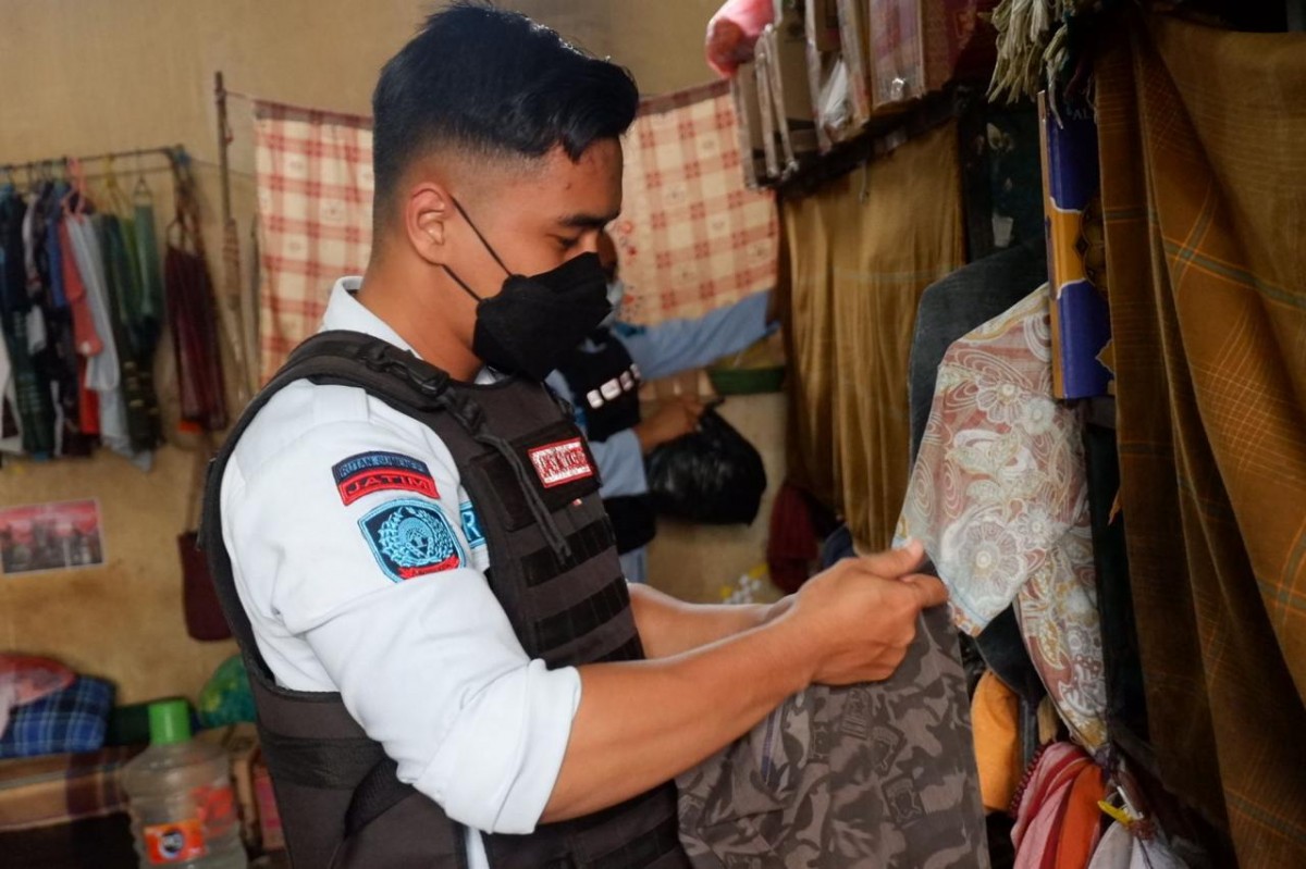 Petugas lapas saat merazia kamar hunian warga binaan (Foto: Lapas Mojokerto for jatimnow.com)