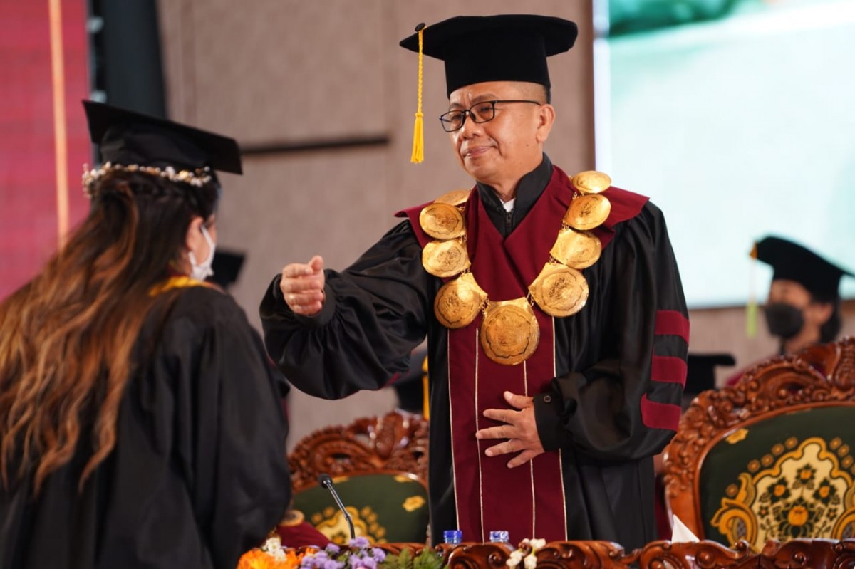 Rektor Universitas Surabaya (Ubaya), Dr. Ir. Benny Lianto saat memimpin prosesi wisuda (Foto: Elen for jatimnow.com)