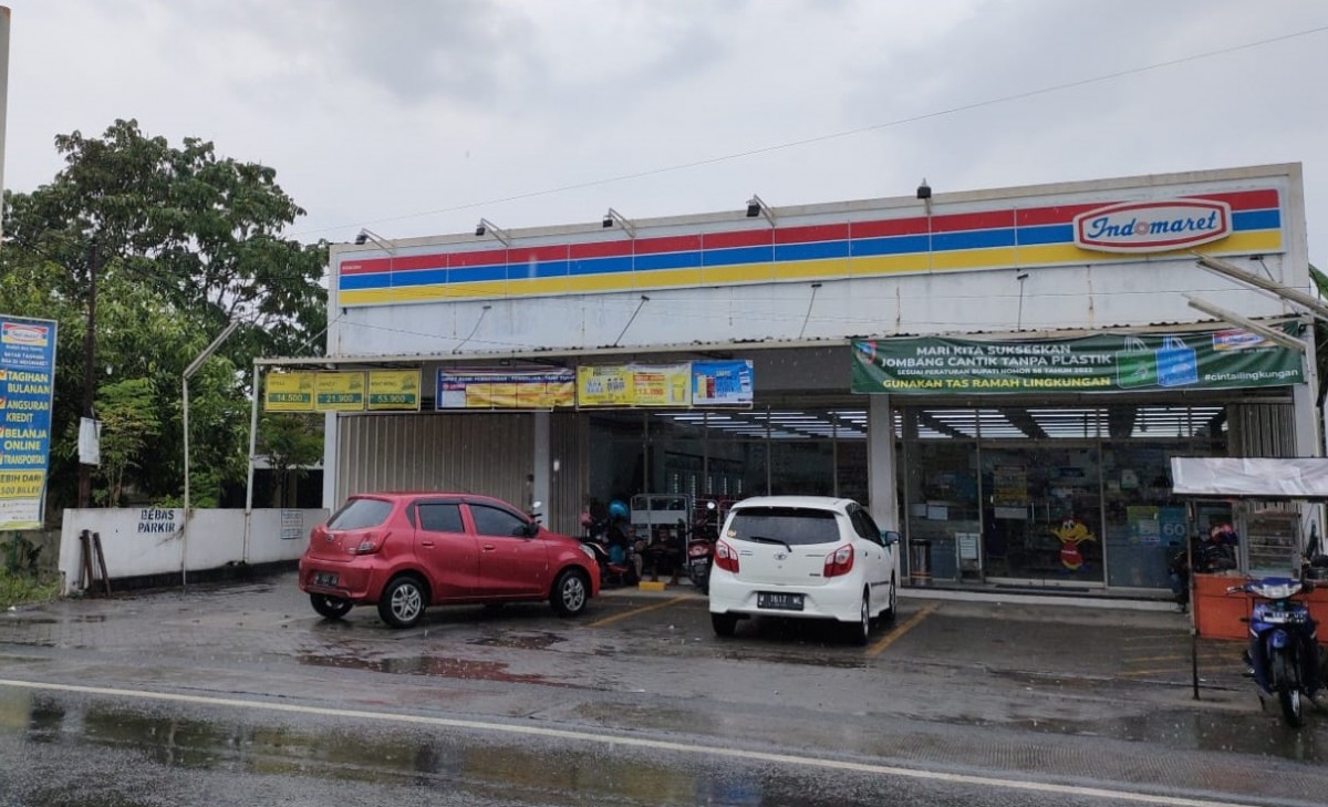 Minimarket yang sepeda motor salah satu karyawannya hilang digondol maling. (Foto: Elok Aprianto/jatimnow.com)