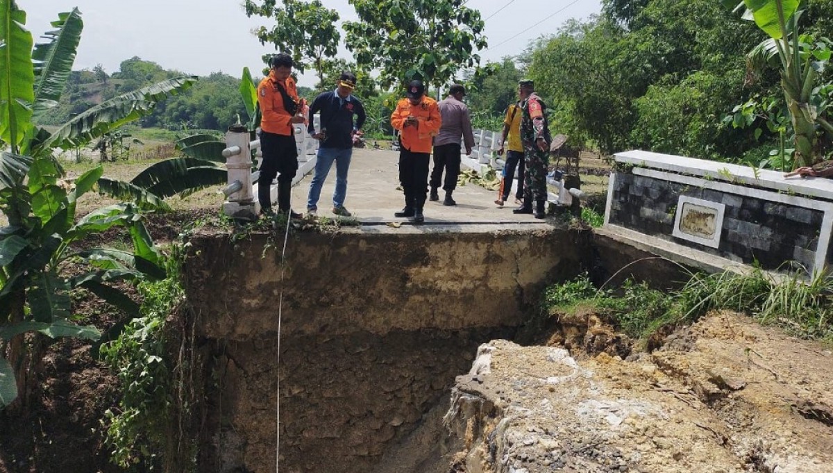 Tanah Sisi Jembatan Longsor, Warga Desa Luwihaji Bojonegoro Kerja Bakti