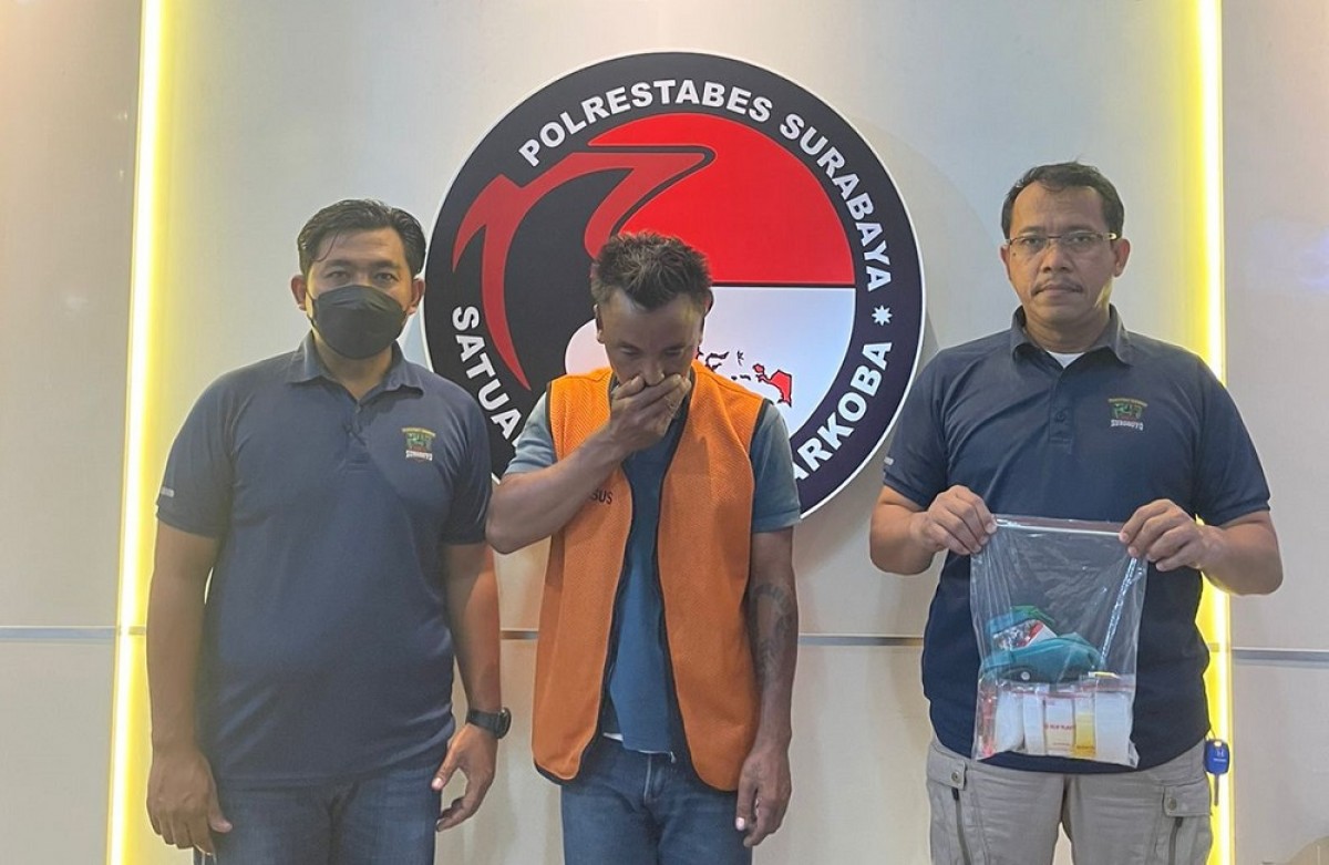 Tersangka MB saat diamankan polisi. (Foto: Satnarkoba Polrestabes Surabaya)