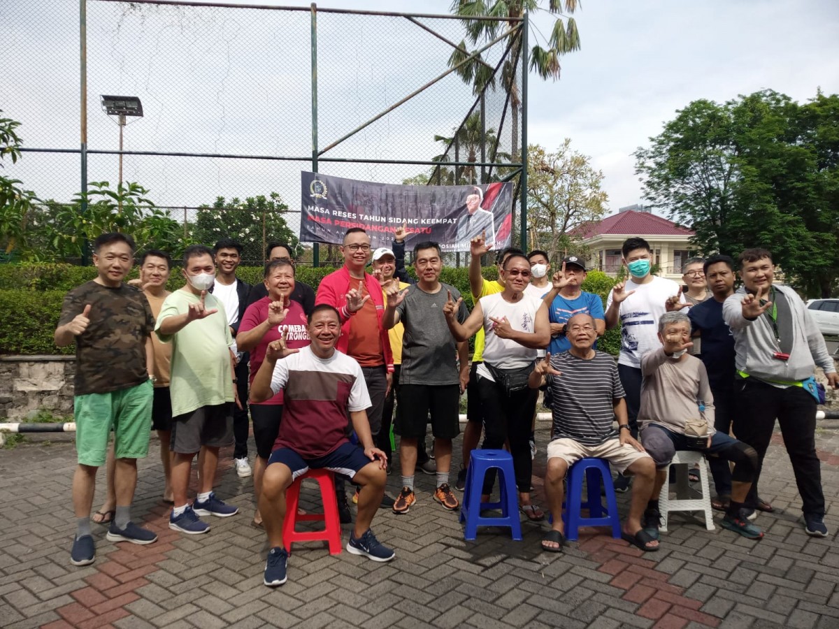 Anggota Komisi A DPRD Surabaya, Josiah Michael saat reses bersama warga Perumahan Darmo Hill (Foto: Lam for jatimnow.com)