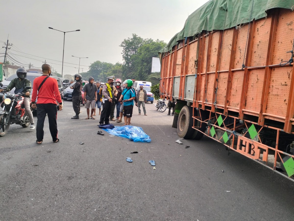 Petugas saat berada di TKP kecelakaan. (Foto: Unit Gakkum Polresta Sidoarjo for jatimnow.com)