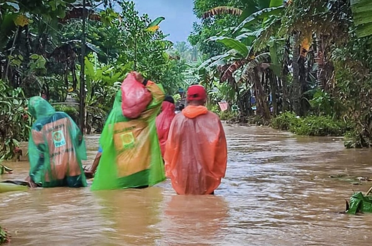 Relawan PKS Jatim saat terjun ke daerah terdampak banjir (Foto: PKS Jatim for jatimnow.com)