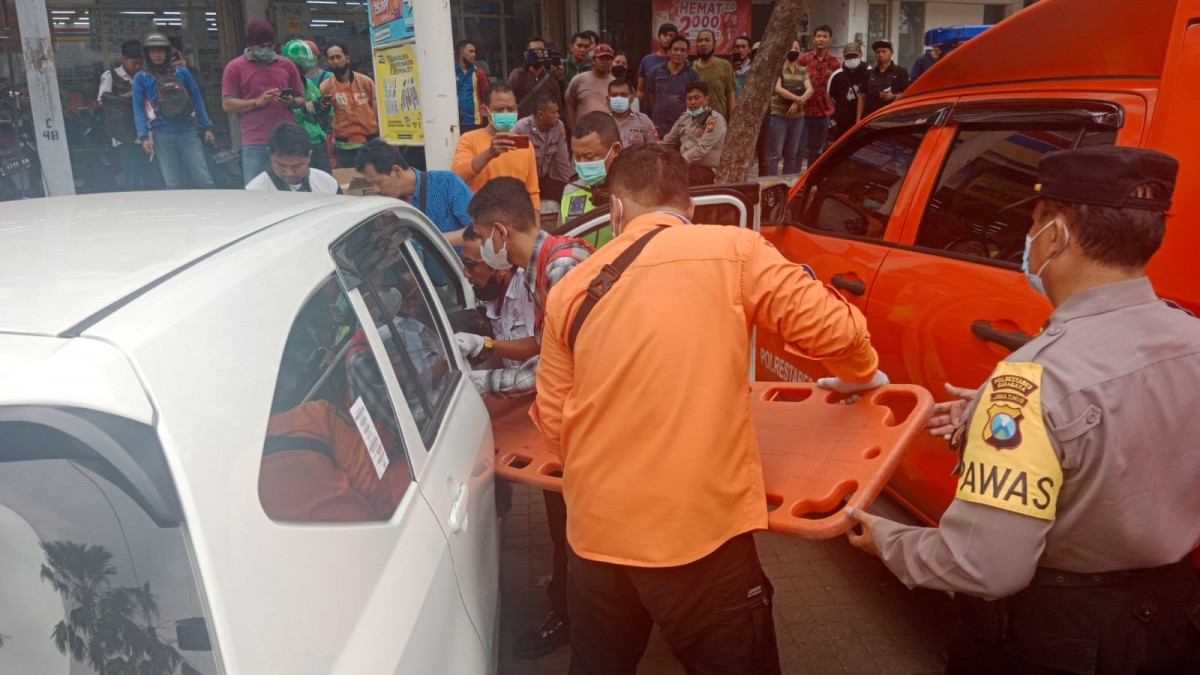 Evaukasi jenazah korban yang meninggal dalam mobil. (Foto: Command Center 112)