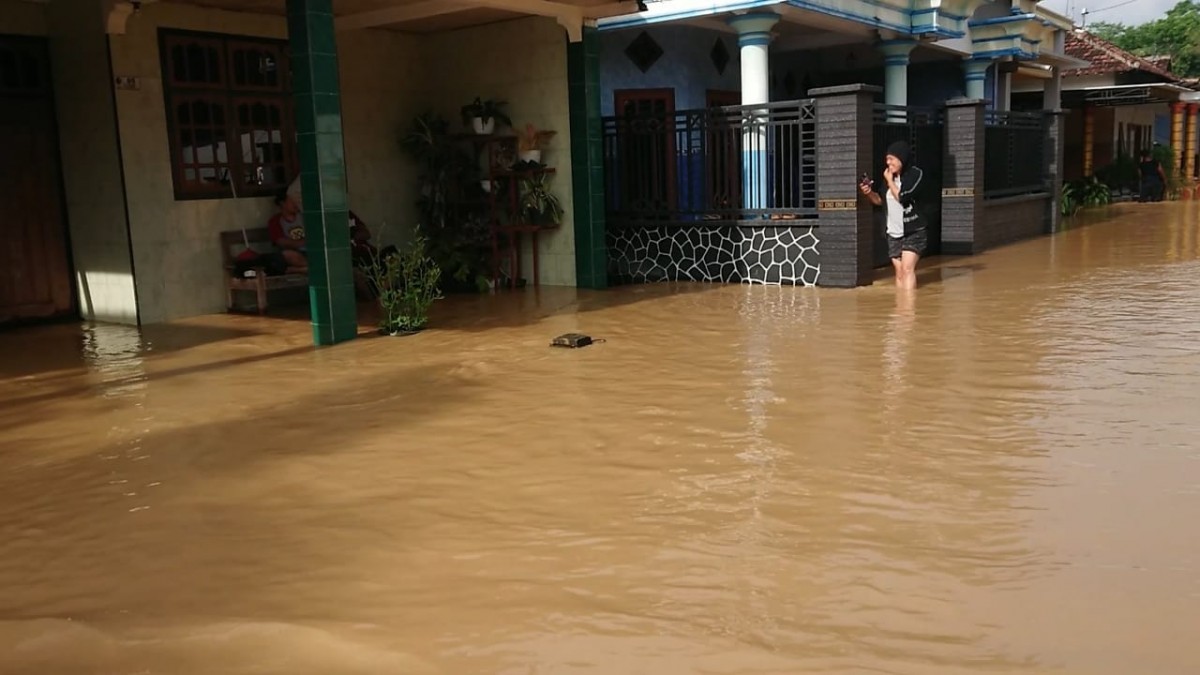 Banjir kiriman yang merendam rumah warga di Tulungagung. (Foto: Bramanta Pamungkas/jatimnow.com)