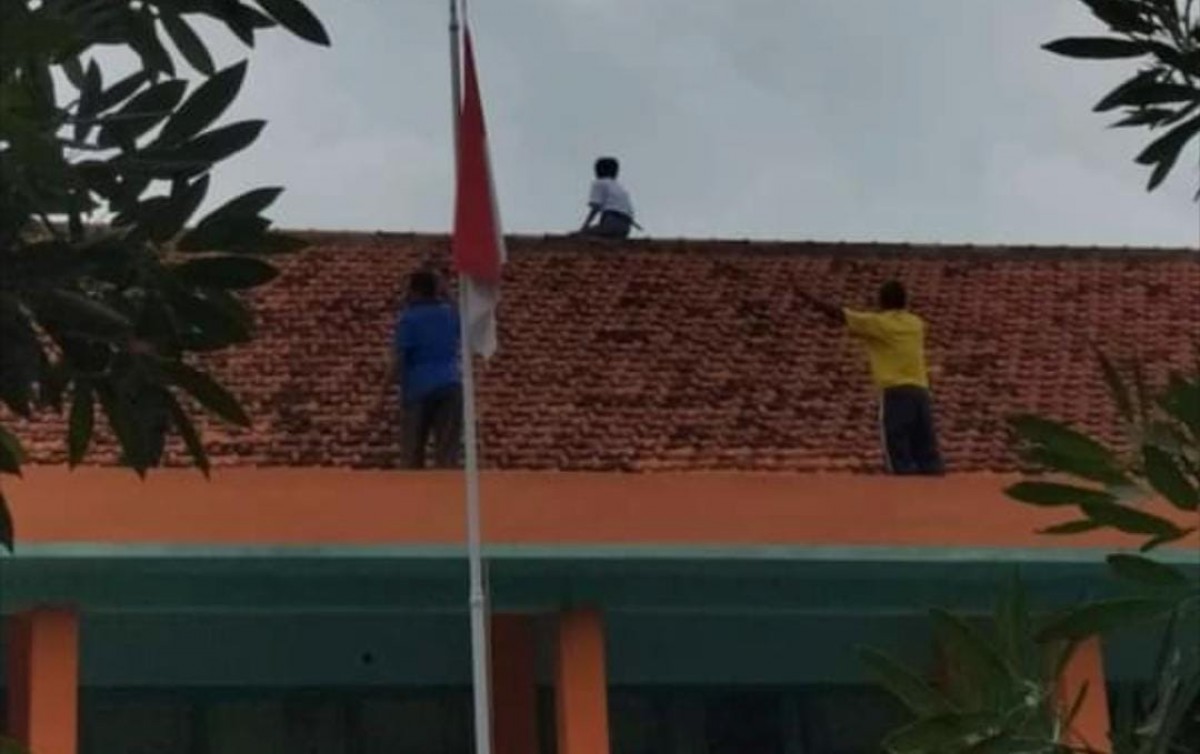 Siswa SMA Nangis Naik Genting Gegara HP Disita, Mau Bunuh Diri?