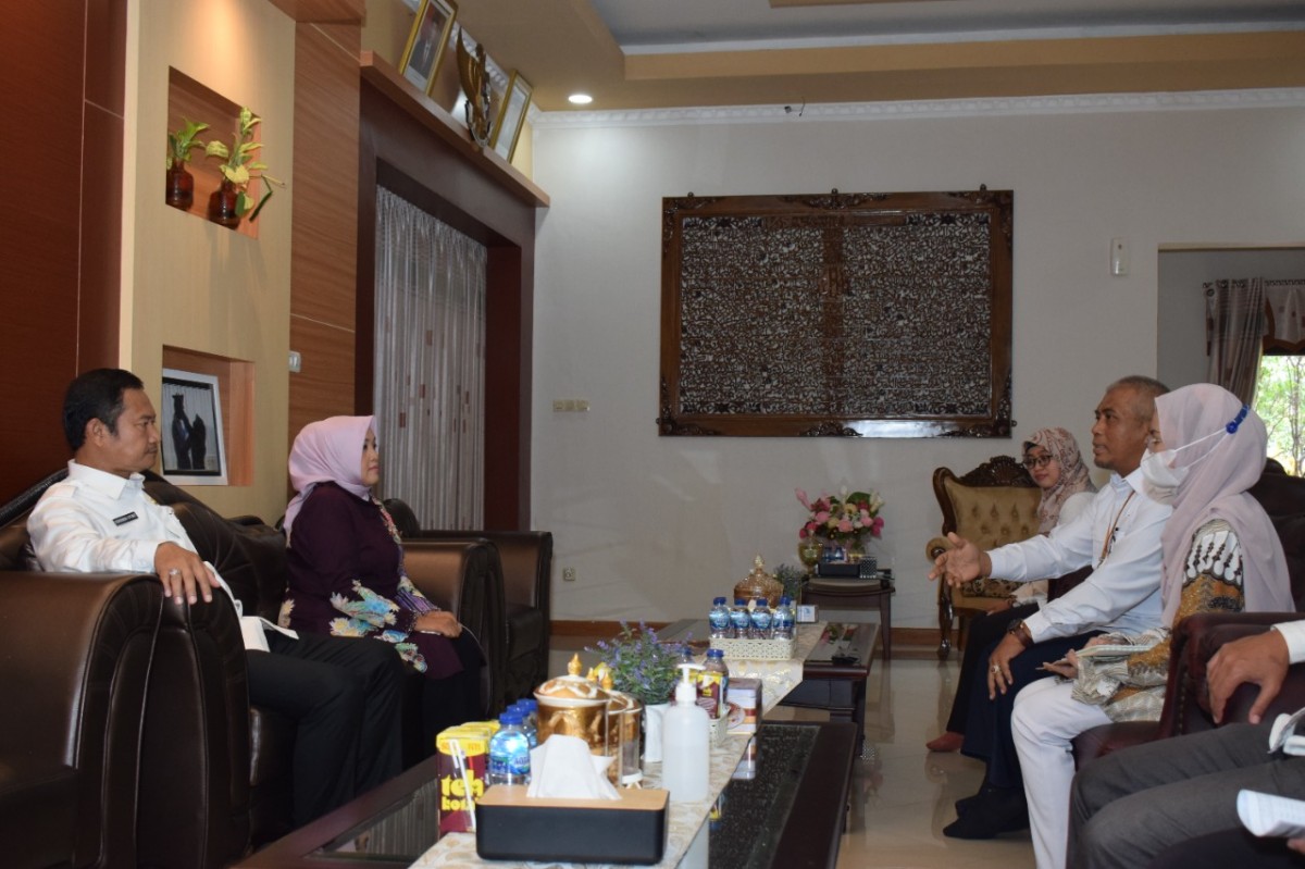 Petugas pencacah Badan Pusat Statistik (BPS) Lamongan saat mendata Bupati Lamongan. (Foto: Humas Pemkab Lamongan for jatimnow.com)