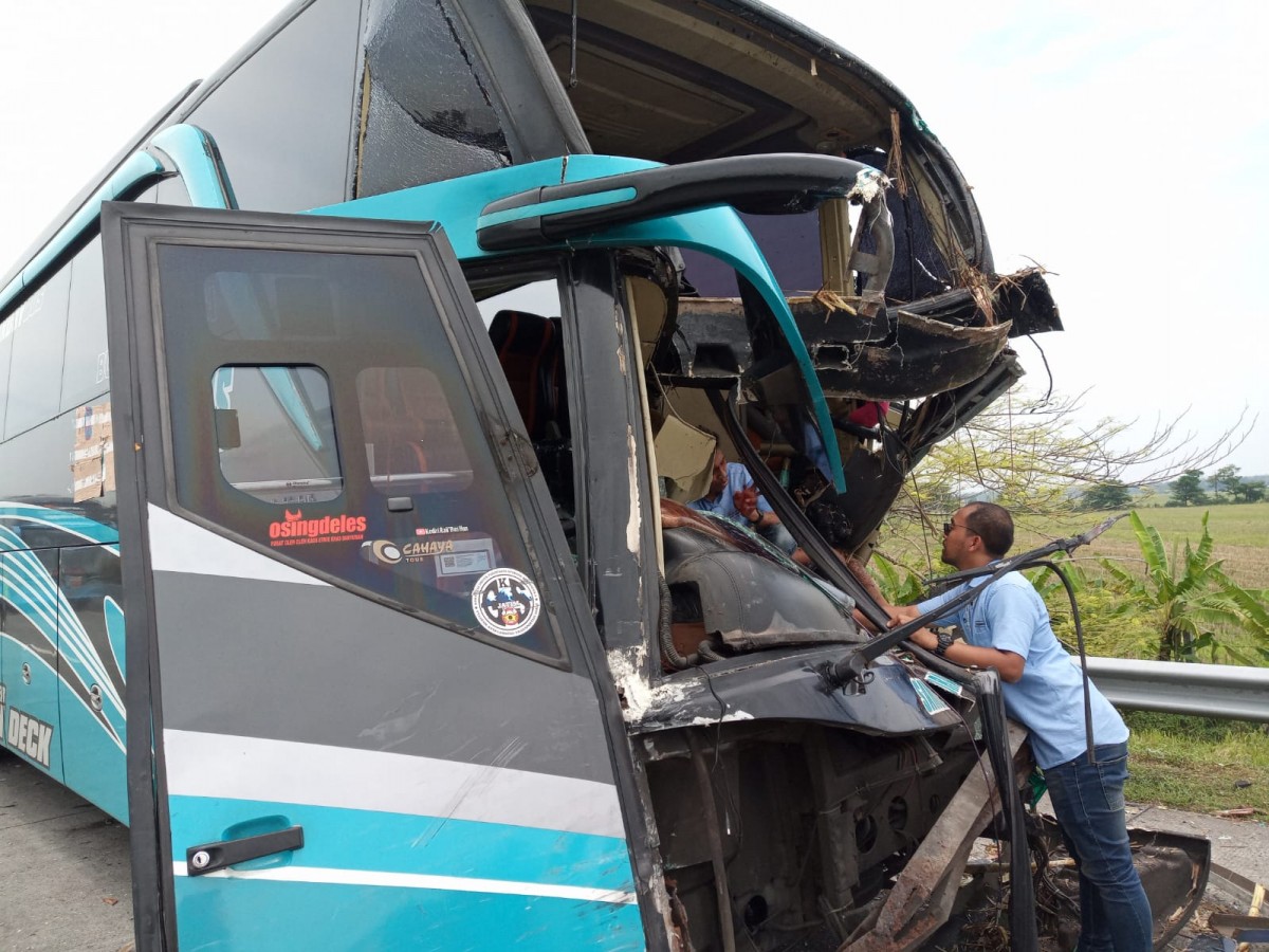 Kendaraan bus yang ringsek bagian depannya setelah menabrak truk. (Foto: PJR Polda Jatim)