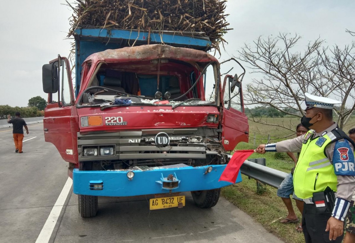 Salah satu truk yang terlibat lakalantas di jalur tol Jombang-Mojokerto. (Foto: PJR Polda Jatim)