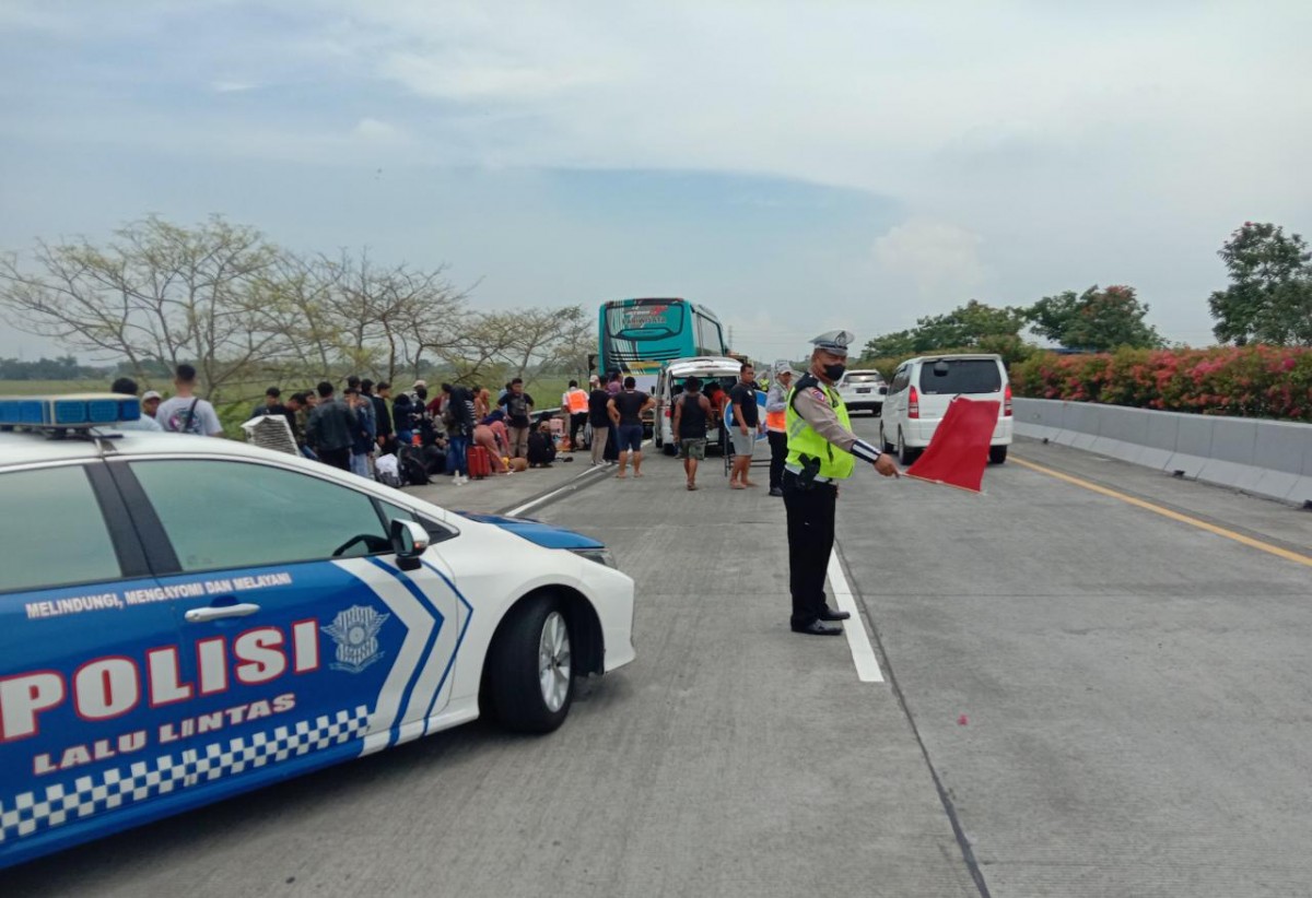 Polisi sedang melakukan olah TKP kecelakaan di tol Jombang-Mojokerto. (Foto: PJR Polda Jatim)