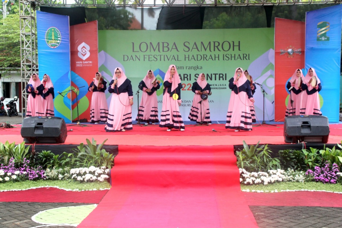Salah satu peserta lomba samroh saat tampil. (Foto: Pemkot Pasuruan for jatimnow.com)