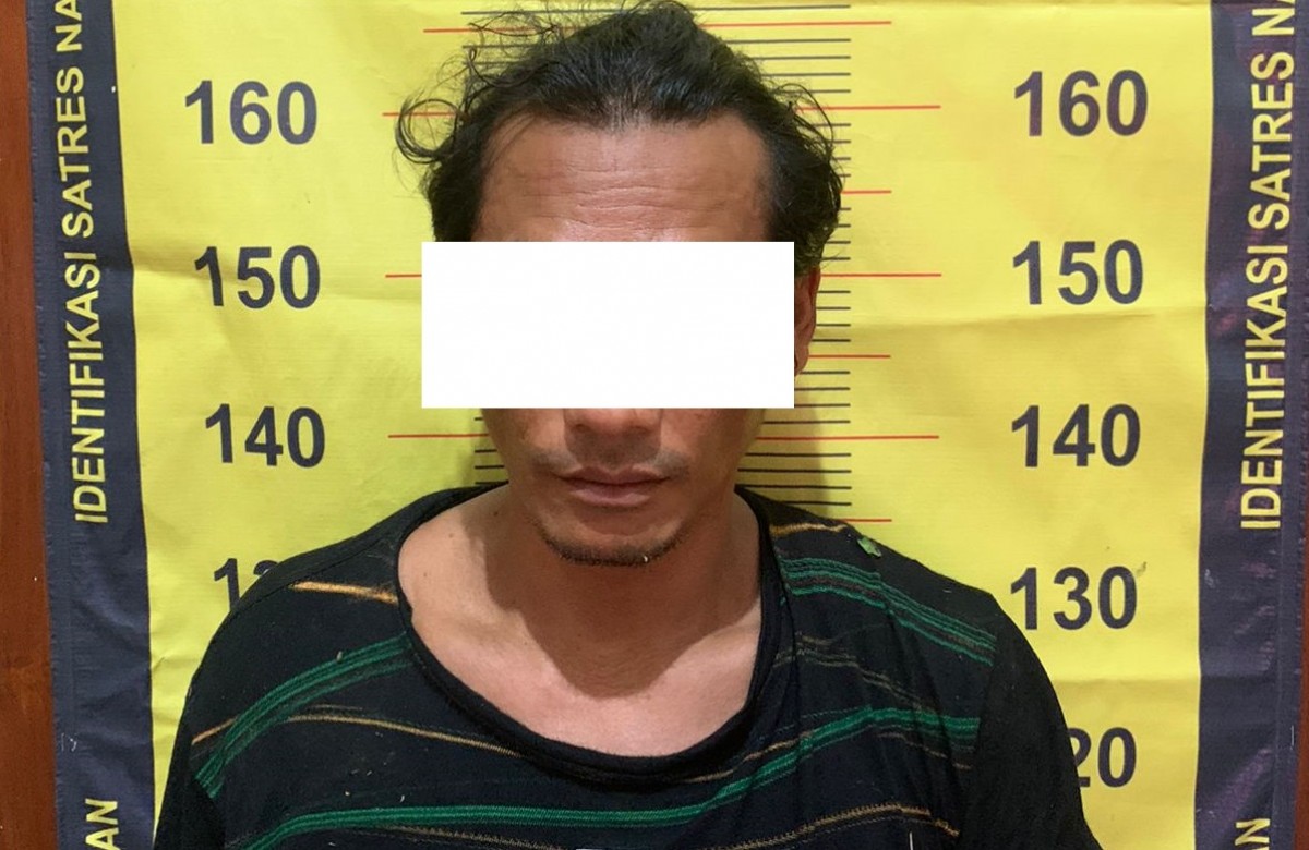 Tersangka diamankan polisi setelah sempat lari ke dalam hutan. (Foto: Satresnarkoba Polres Pasuruan)