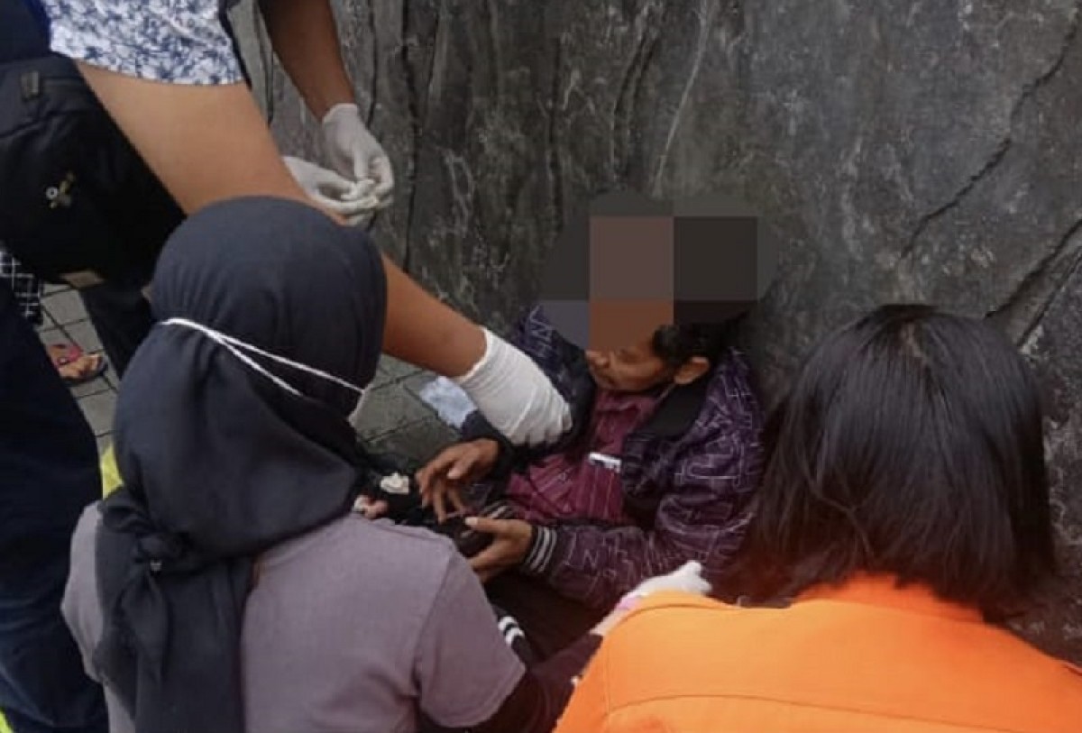 Korban saat mendapat pertolongan medis dari petugas di TKP. (Foto: BPBD Kota Surabaya/jatimnow.com)