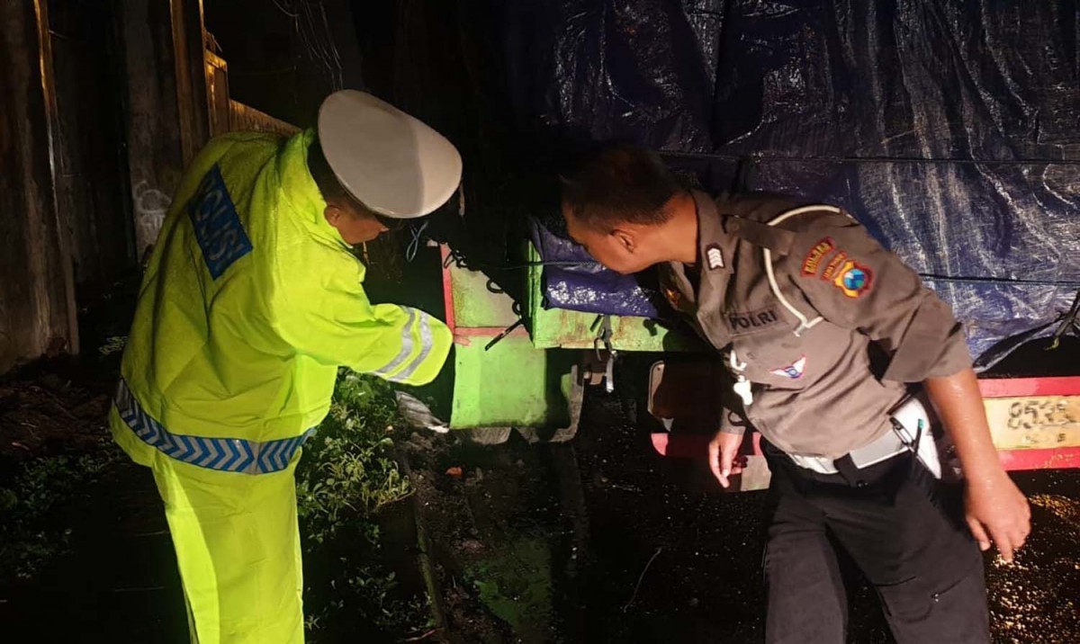 Anggota Unit Laka Satlantas Polres Mojokerto berada di lokasi kecelakaan (Foto: Unit Laka Satlantas Polres Mojokerto for jatimnow.com)