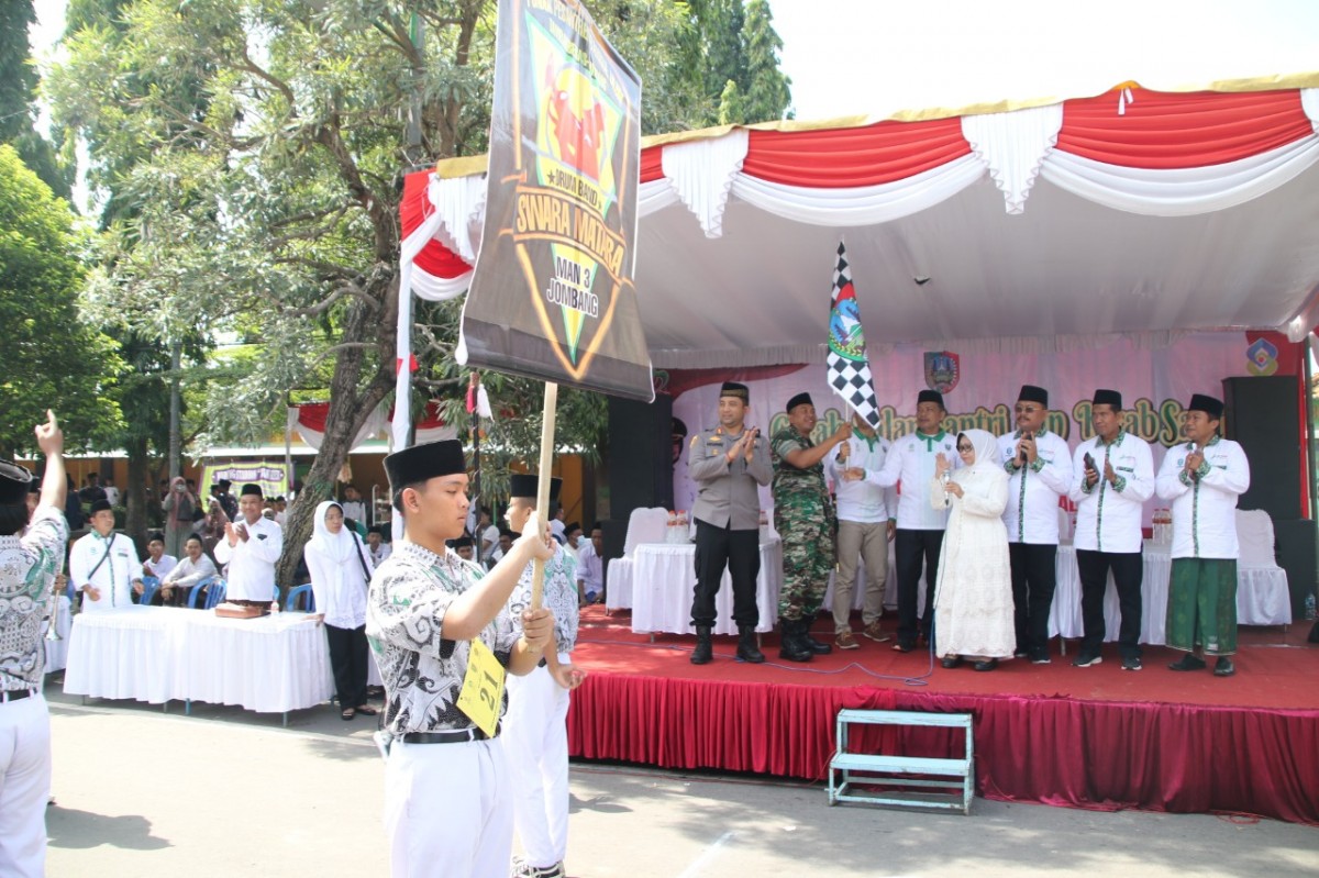 Bupati Jombang, Hj Mundjidah Wahab saat memberangkatkan kirab santri. (Foto-foto: Humas Pemkab Jombang)