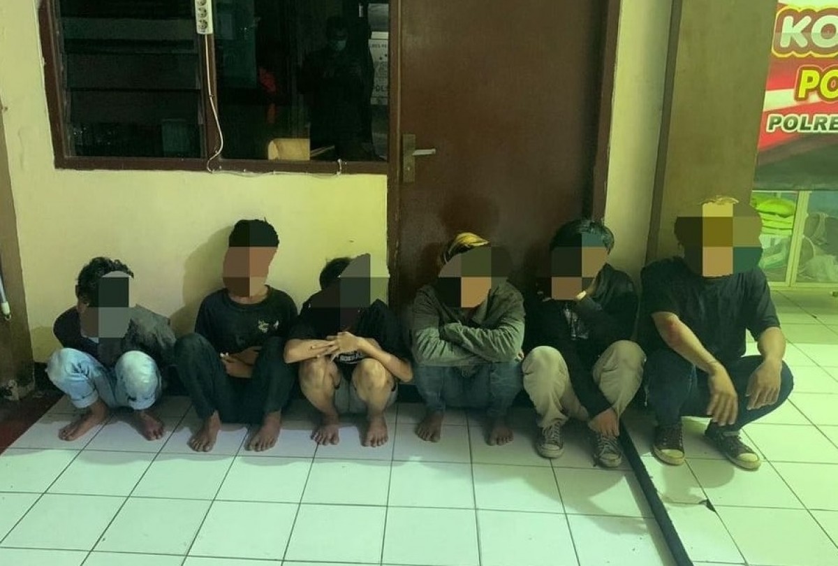 Enam orang yang sempat diamankan akhirnya dibebaskan karena tidak terlibat tawuran. (Foto: Dok. jatimnow.com)