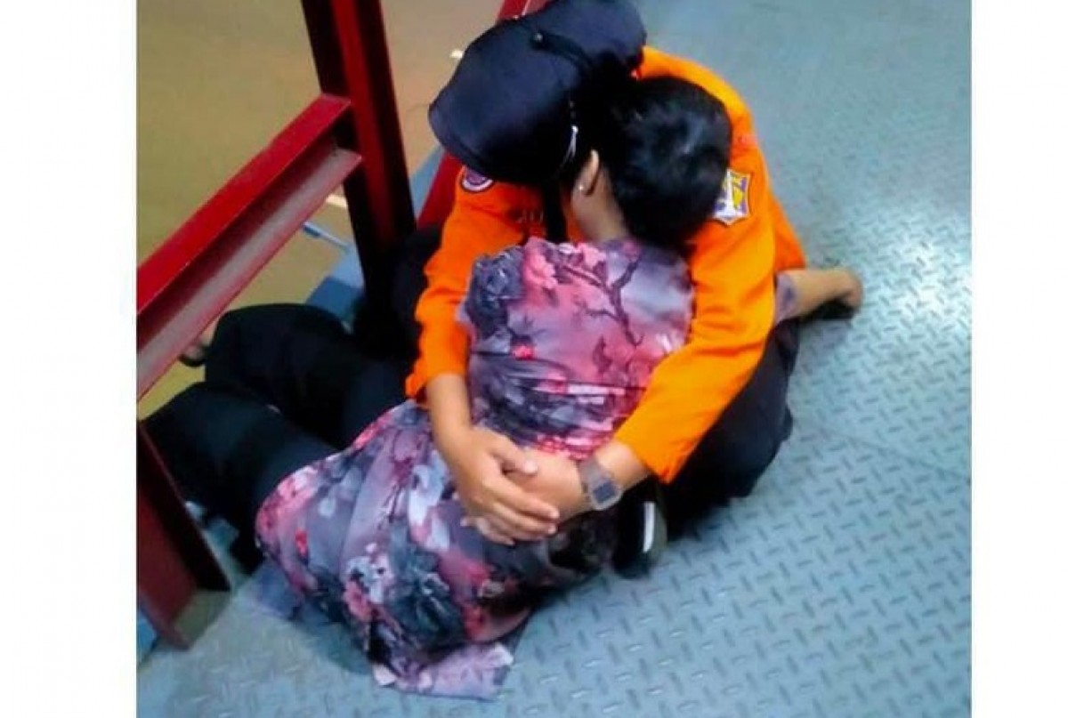 Korban percobaan bunuh diri di JPO A Yani Surabaya saat berhasil dievakuasi petugas BPBD. (Foto: BPBD Surabaya/jatimnow.com)