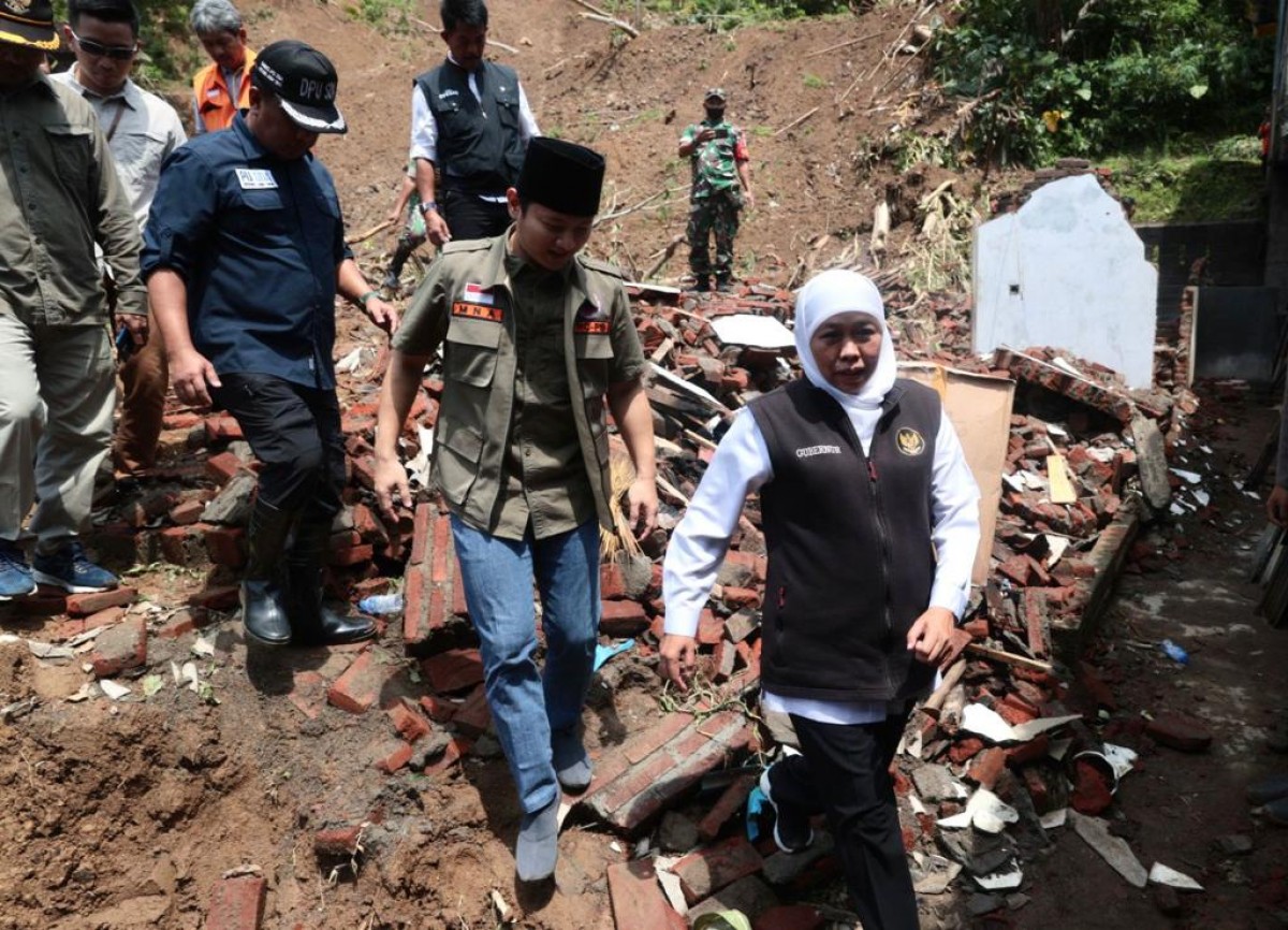 Gubernur Jatim Khofifah Indar Parawansa bersama Bupati Trenggalek Mochamad Nur Arifin saat meninjau lokasi longsor (Foto-foto: Pemprov Jatim)