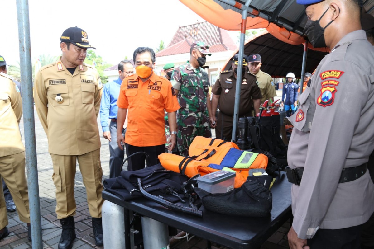 Bupati Lamongan, Yuhronur Efendi saat menyiapkan pasukan dan perbekalan Apel Kesiapsiagaan Bencana. (Foto : Adyad Ammy Iffansah/jatimnow.com)