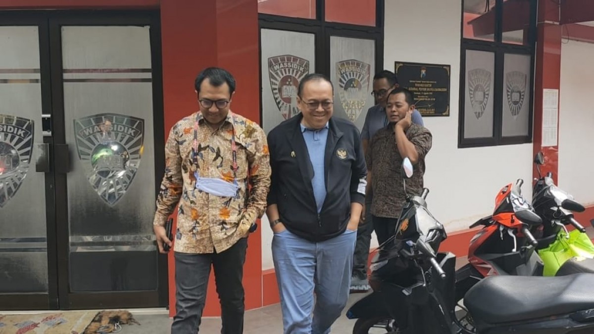 Dirut PT LIB Akhmad Hadian Lukita (kanan) didampingi kuasa hukumnya usai diperiksa di Mapolda Jatim (Foto: Irawan for jatimnow.com)