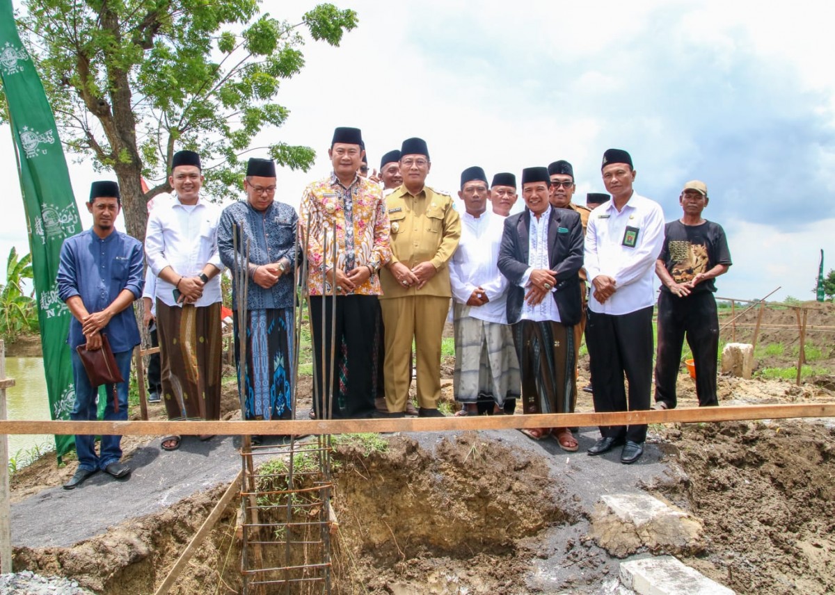 Rombongan Pemkab Lamongan saat meresmikan ponpes di Kecamatan Kembangbahu. (Foto: Humas Pemkab Lamongan for jatimnow.com)
