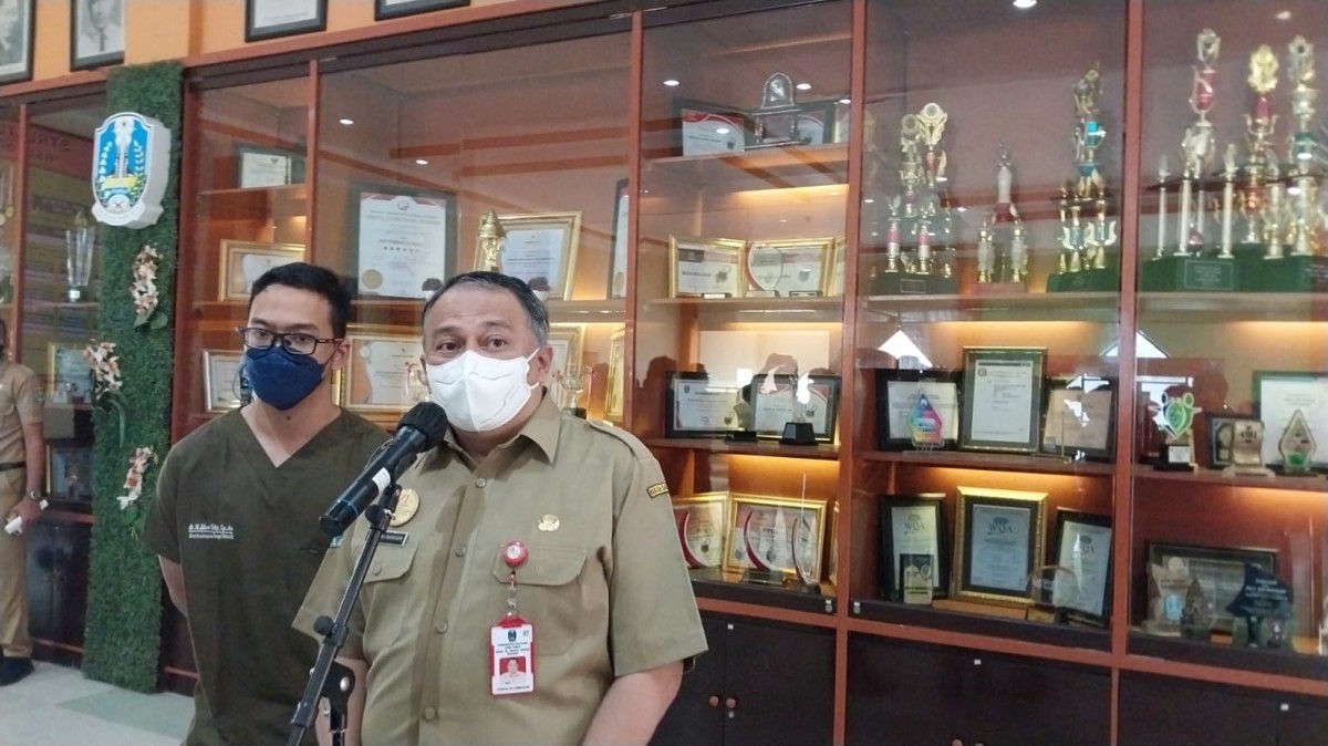 Wakil Direktur Bidang Pelayanan Medik dan Perawatan RSSA, dr Syaifullah Asmiragani saat memberikan keterangan dalam jumpa pers. (Foto: Galih Rakasiwi/jatimnow.com)
