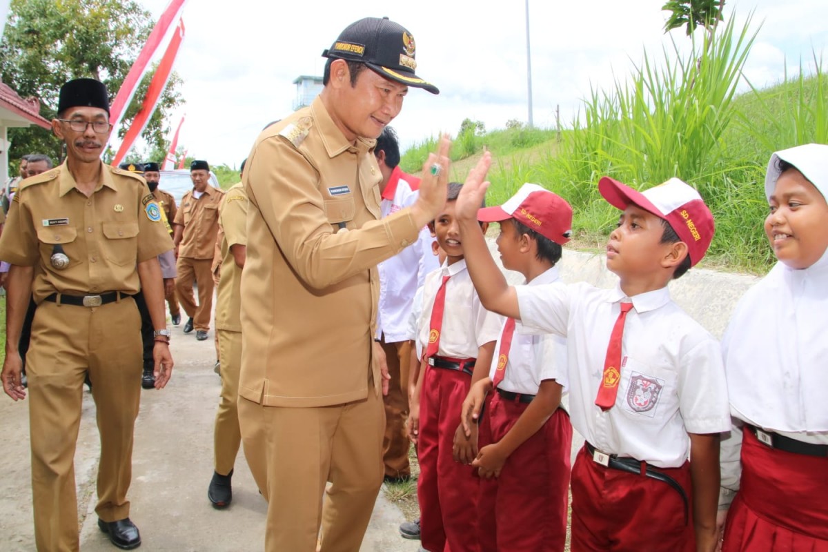 Bupati Yes saat menyapa dan menemik anak-anak di sela-sela peresmian Polindes Karangrejo. (Foto: Humas Pemkab Lamongan for jatimnow.com)