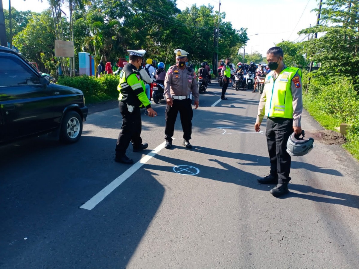Olah TKP di lokasi kecelakaan driver ojol (Foto: Unit Gakkum Satlantan Polresta Sidoarjo)