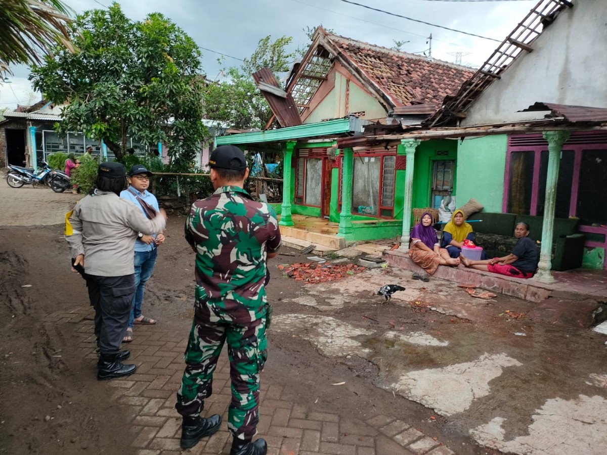 Kondisi atap rumah warga jebol diterjang angin puting beliung. (Foto-foto: Pemdes Candibinangun)