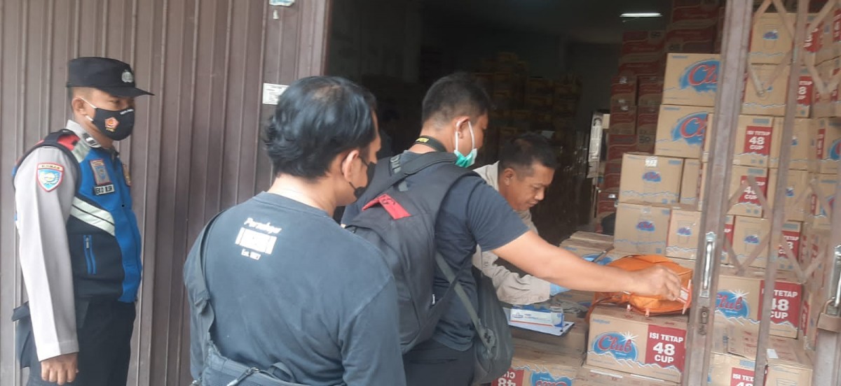 Polisi saat melakukan penyelidikan di gudang sembako yang dibobol maling. (Foto: Muhammad for jatimnow.com)