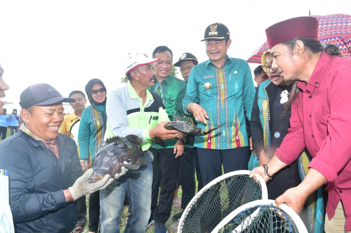 Bupati Lamongan, Yuhronur Efendi saat meninjau kampung kerapu di Desa Labuhan, Lamongan. (Foto-foto: Humas Pemkab Lamongan for jatimnow.com)