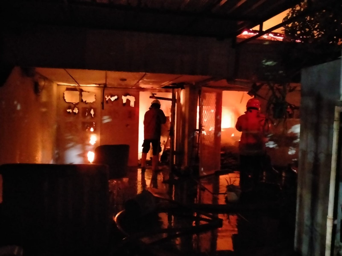 Sebuah rumah di Jalan Manyar Tirtomoyo terbakar. (Foto: Info Kedaruratan 112)