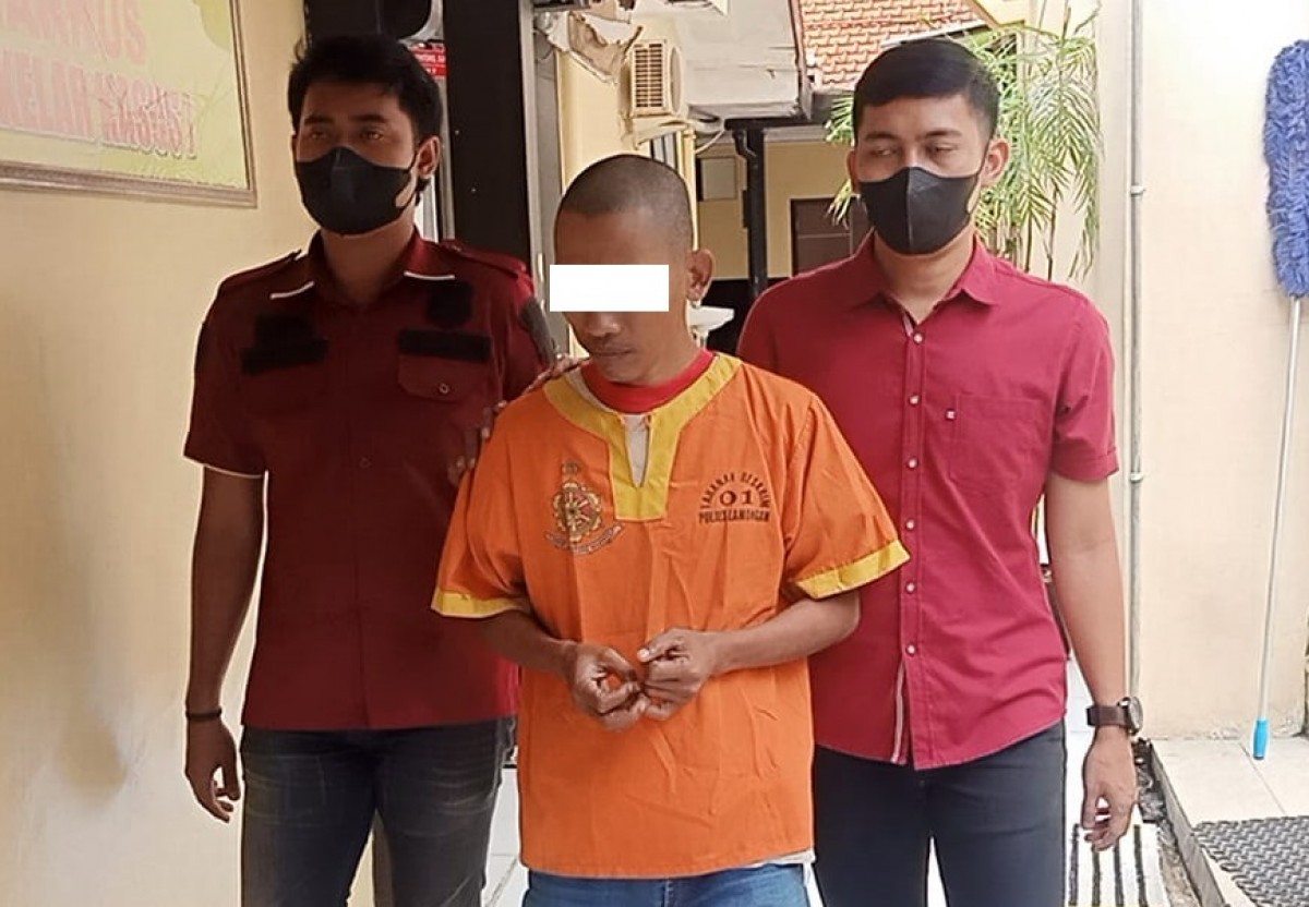 Residivis jambret saat digelandang menuju ruang tahanan Polres Lamongan. (Foto : Adyad Ammy Iffansah/jatimnow.com)