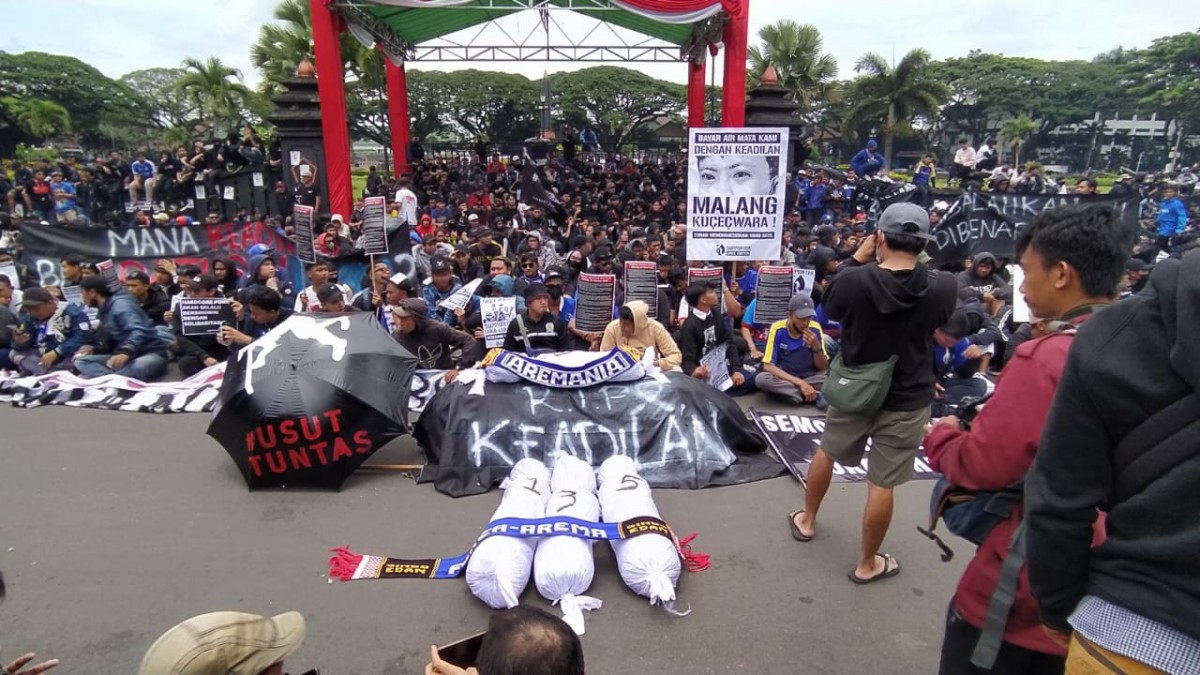 Bawa Pocong hingga Keranda Mayat, Aremania Sampaikan 9 Tuntutan