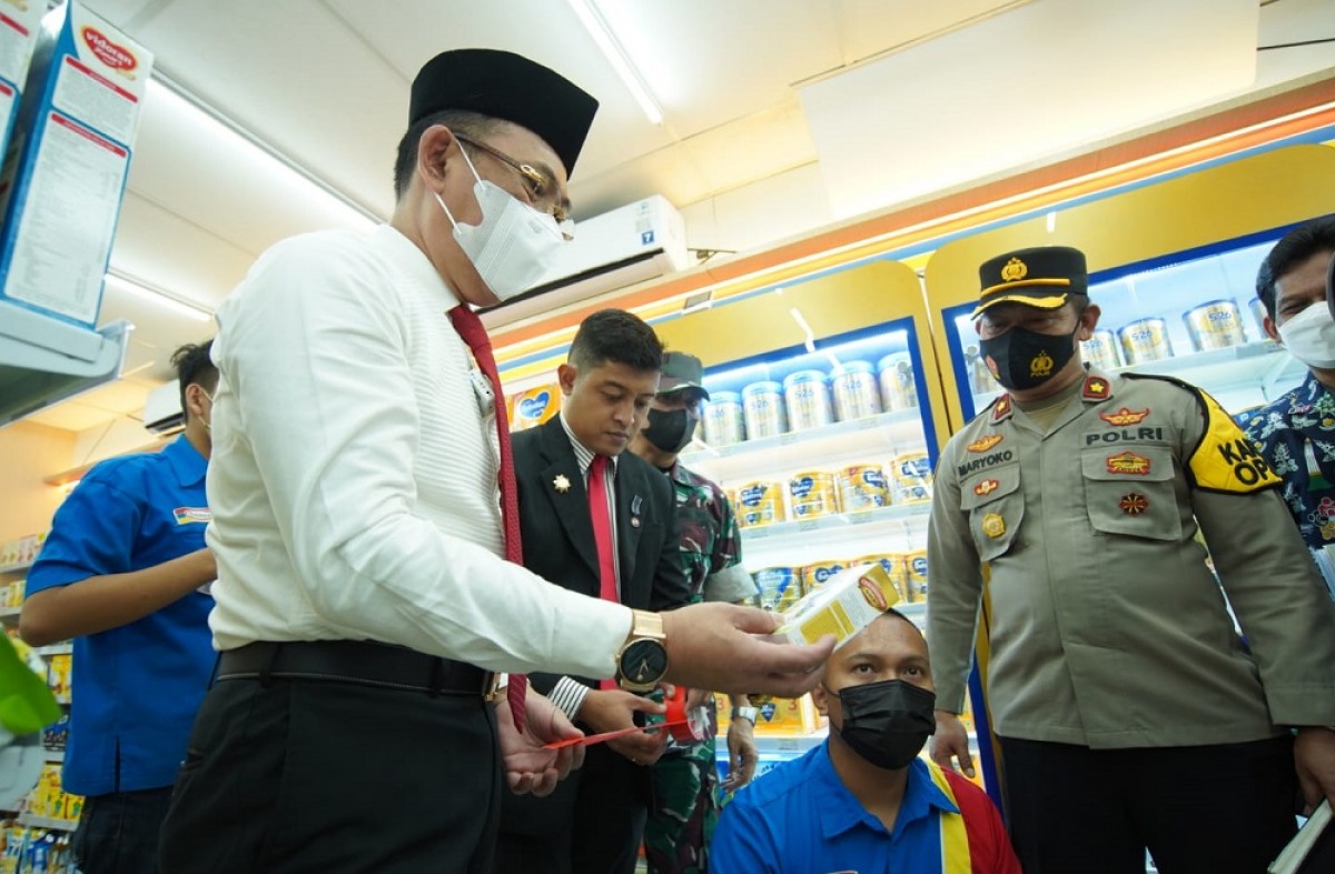 Sekretaris Daerah Kota Mojokerto, Gaguk Tri Prasetya menunjukkan sirup. (Foto: Agus for jatimnow.com)