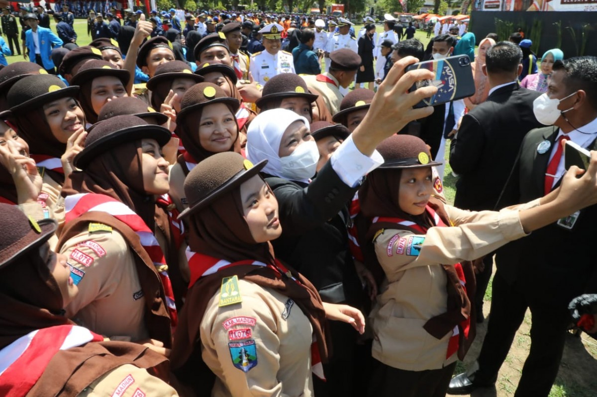 Gubernur Jawa Timur Khofifah Indar Parawansa berfoto bersama pelajar. (Foto: Humas Pemprov Jatim for jatimnow.com)