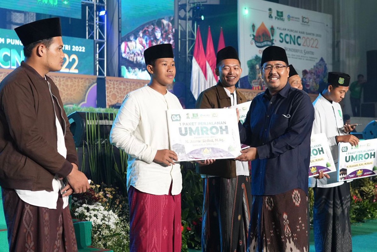 Anwar Sadad saat memberikan doorprize dua tiket umrah kepada para santri (Foto-foto: Dok. Fad for jatimnow.com)