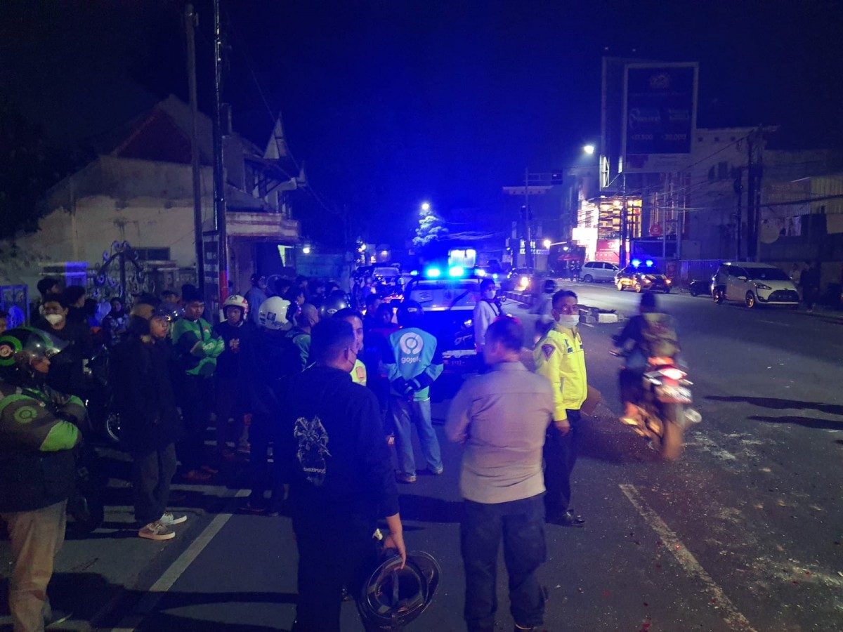 Pengemudi mobil yang menabrak beberapa kendaraan saat diamankan warga (Foto: Polres Batu for jatimnow.com)