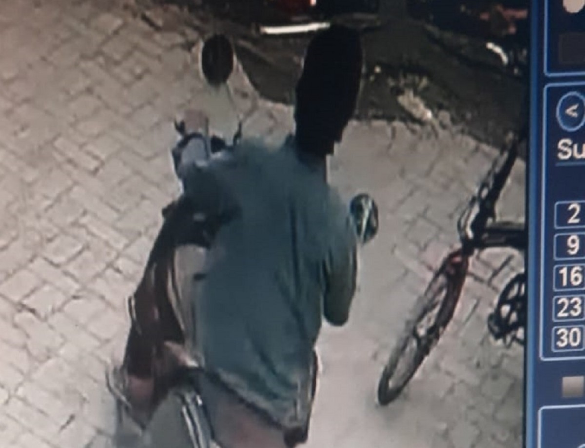 Maling berpeci saat beraksi curi motor. (Foto: tangkapan layar CCTV)