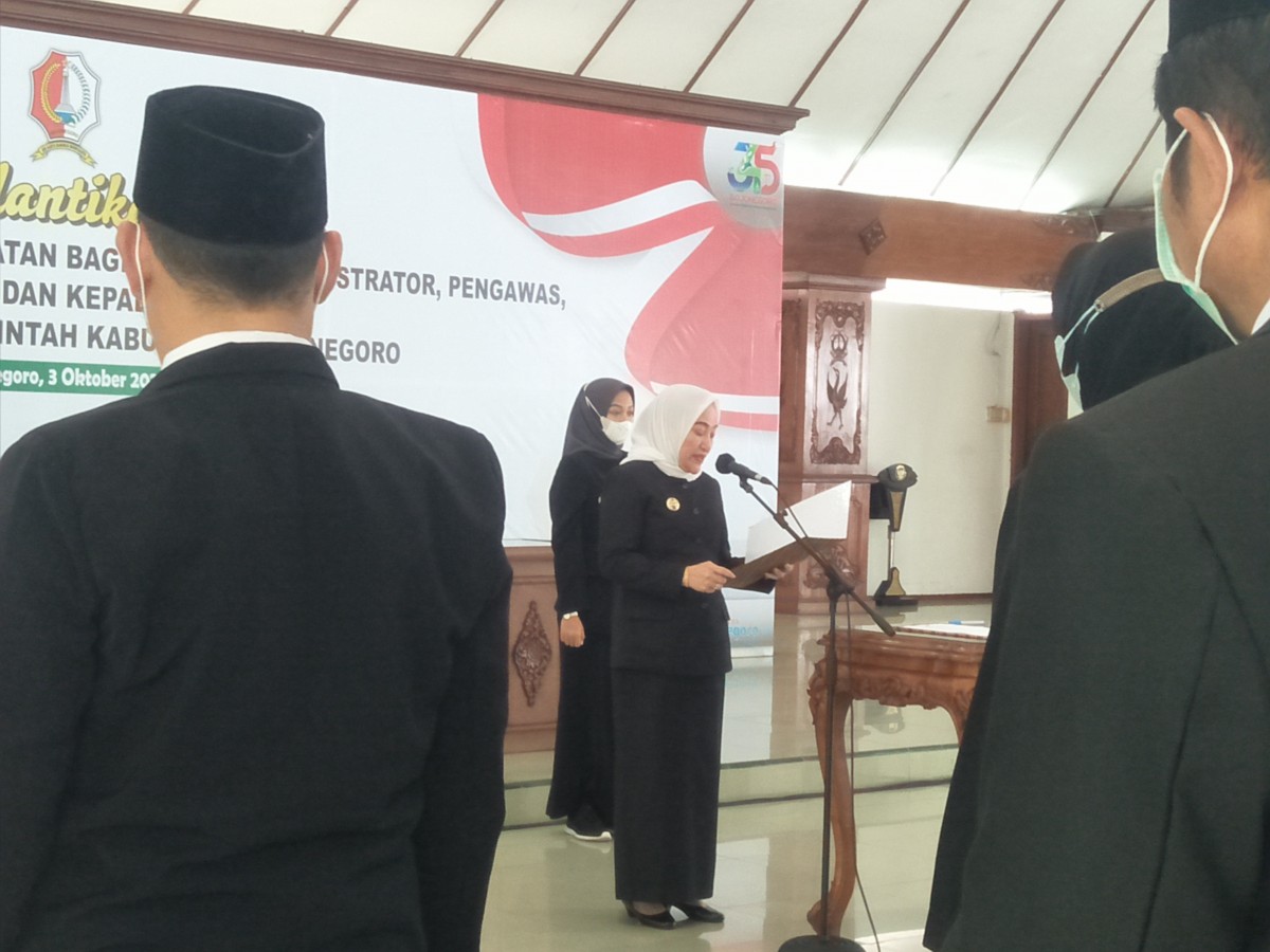 Bupati Bojonegoro Anna Mu'awanah melantik 37 pejabat, termasuk kepala sekolah (Foto: Misbahul Munir/jatimnow.com)