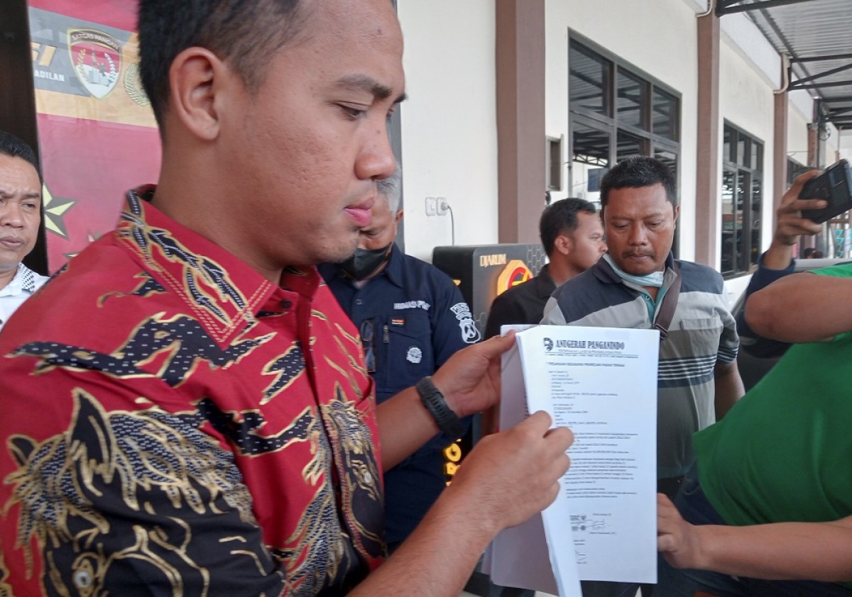 Kasat Reskrim Polres Jombang AKP Giadi Nugraha saat menunjukkan barang bukti milik tersangka.(Foto: Elok Aprianto/jatimnow.com)