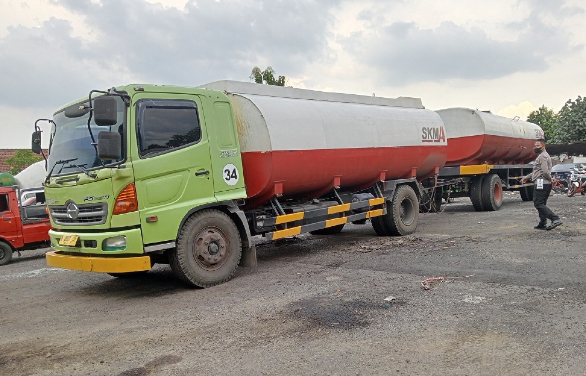 Truk tangki gandengan yang menabrak pelajar saat membonceng ibunya di jalan Jogoloyo, Kecamatan Sumobito Jombang. (Foto: Elok Aprianto/jatimnow.com)