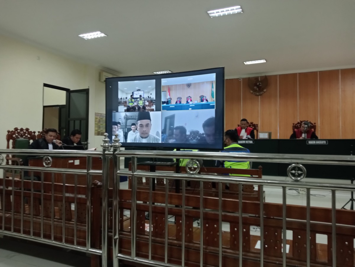 Suasana sidang simpatisan Mas Bechi di ruang sidang Kusuma Admaja Pengadilan Negeri Jombang. (Foto: Elok Aprianto/jatimnow.com)
