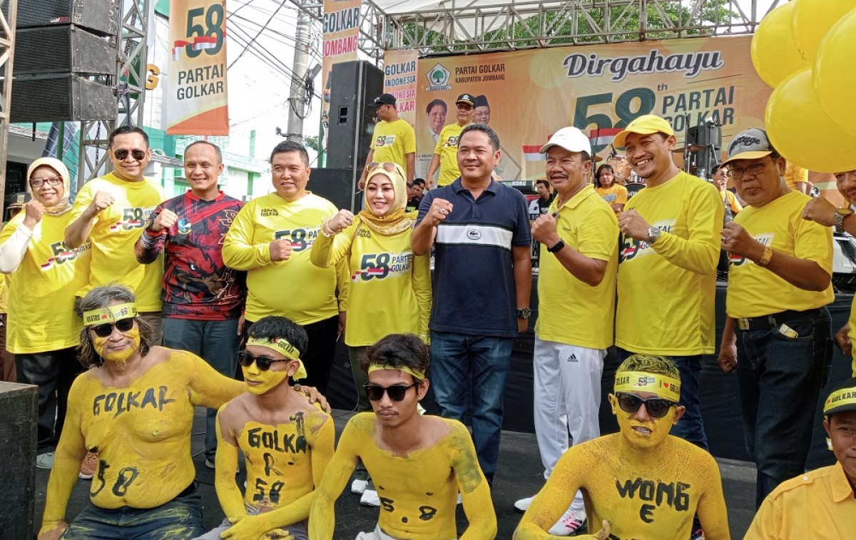 Ketua DPD Partai Golkar Kabupaten Jombang Andik Basuki Rahmat bersama kader dan simpatisan saat membuka jalan sehat peringatan HUT ke-58 Partai Golkar. (Foto: Elok Aprianto/jatimnow.com)