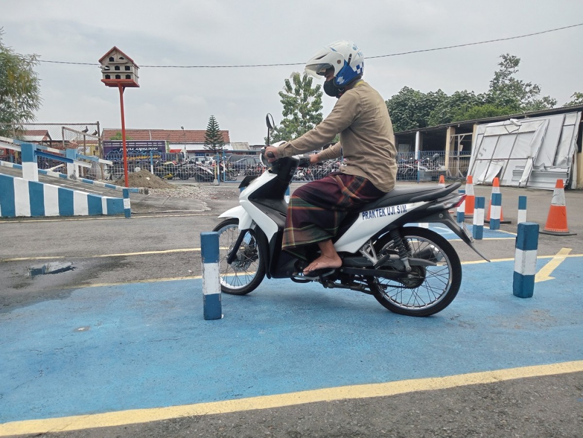 Salah satu santri saat melakukan ujian SIM di kantor Satlantas Polres Jombang. (Foto: Elok Aprianto)