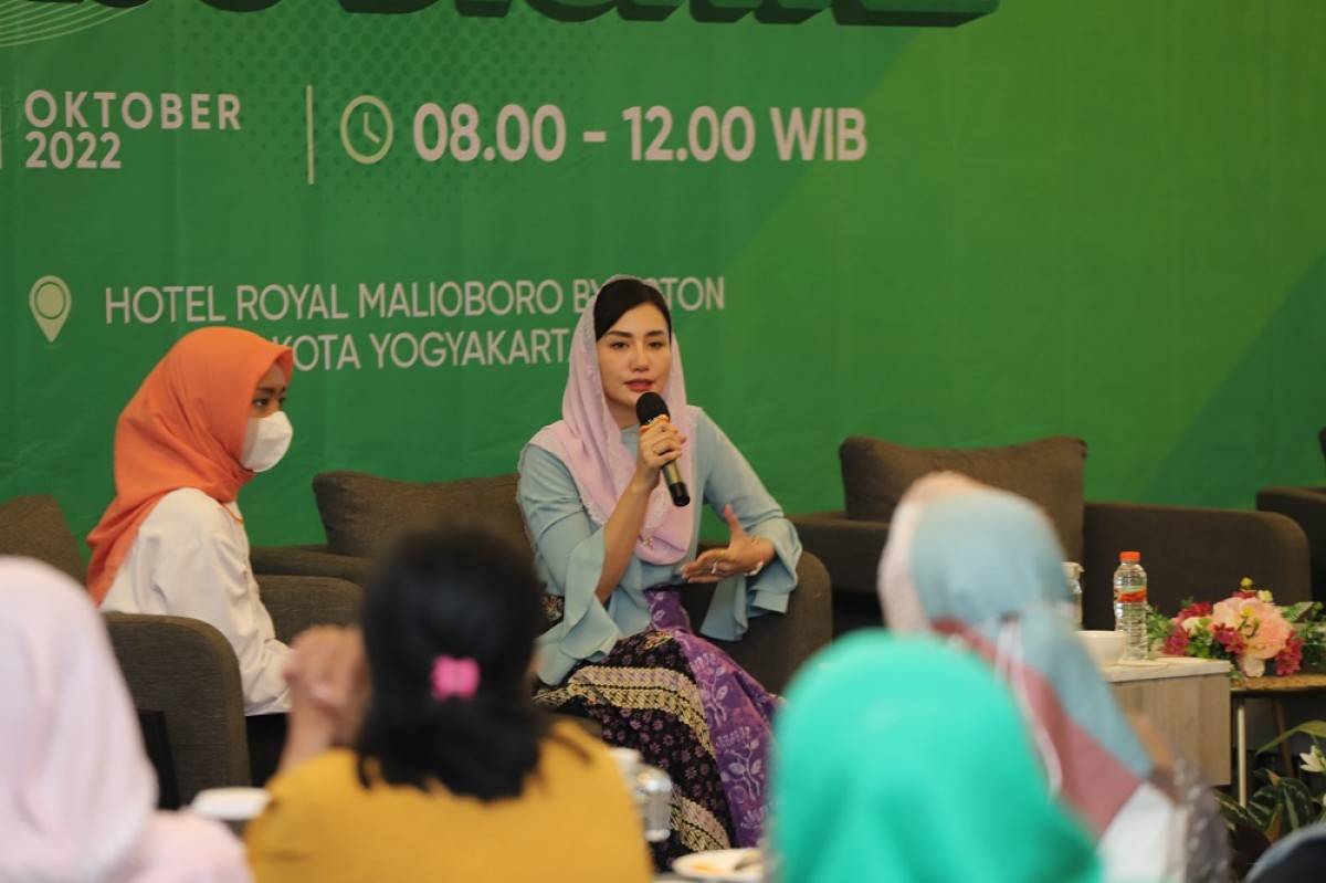 Novita Hardini saat mengisi pelatihan di Yogyakarta. (Foto: Prokopim Trenggalek)